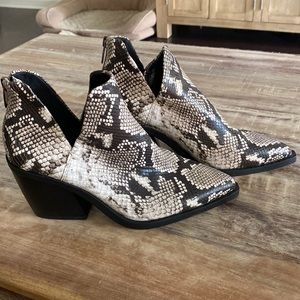 NWOT Vince Camuto Bibestie booties